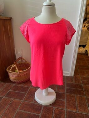 Express Cap Sleeve Scoop Neck Blouse in Hot Pink